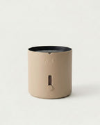 latte-brown selvvandingspotte med stueplante