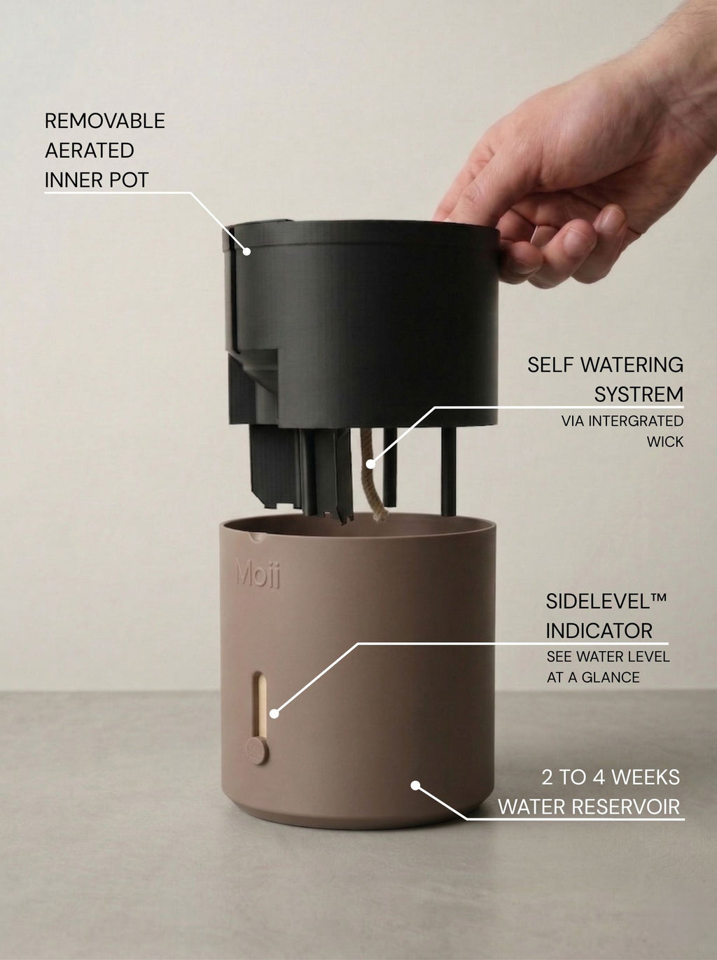 Dark brown selvvandingspotte løftet op